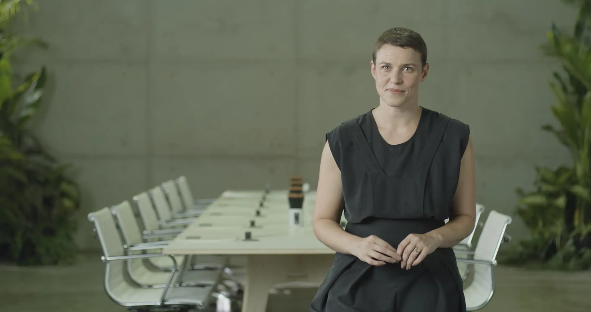 Bárbara Soalheiro, founder of the Mesa Method, beside the Mesa table
