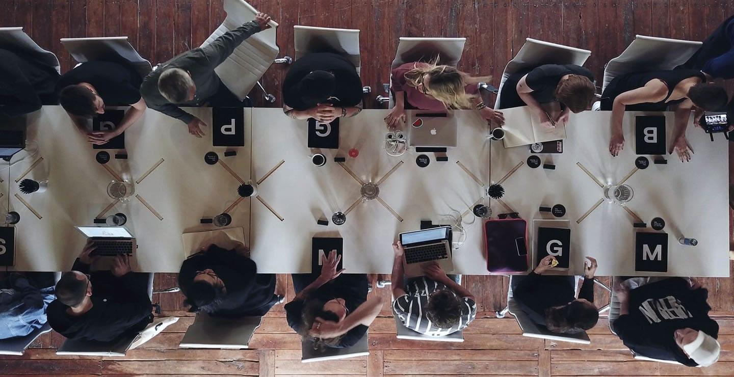 Uma equipe Mesa trabalhando ao redor de uma mesa